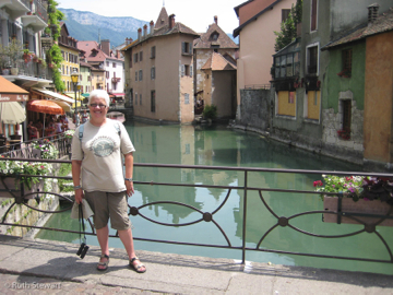 Ruth sur le Pont de la Perrière, Annecy